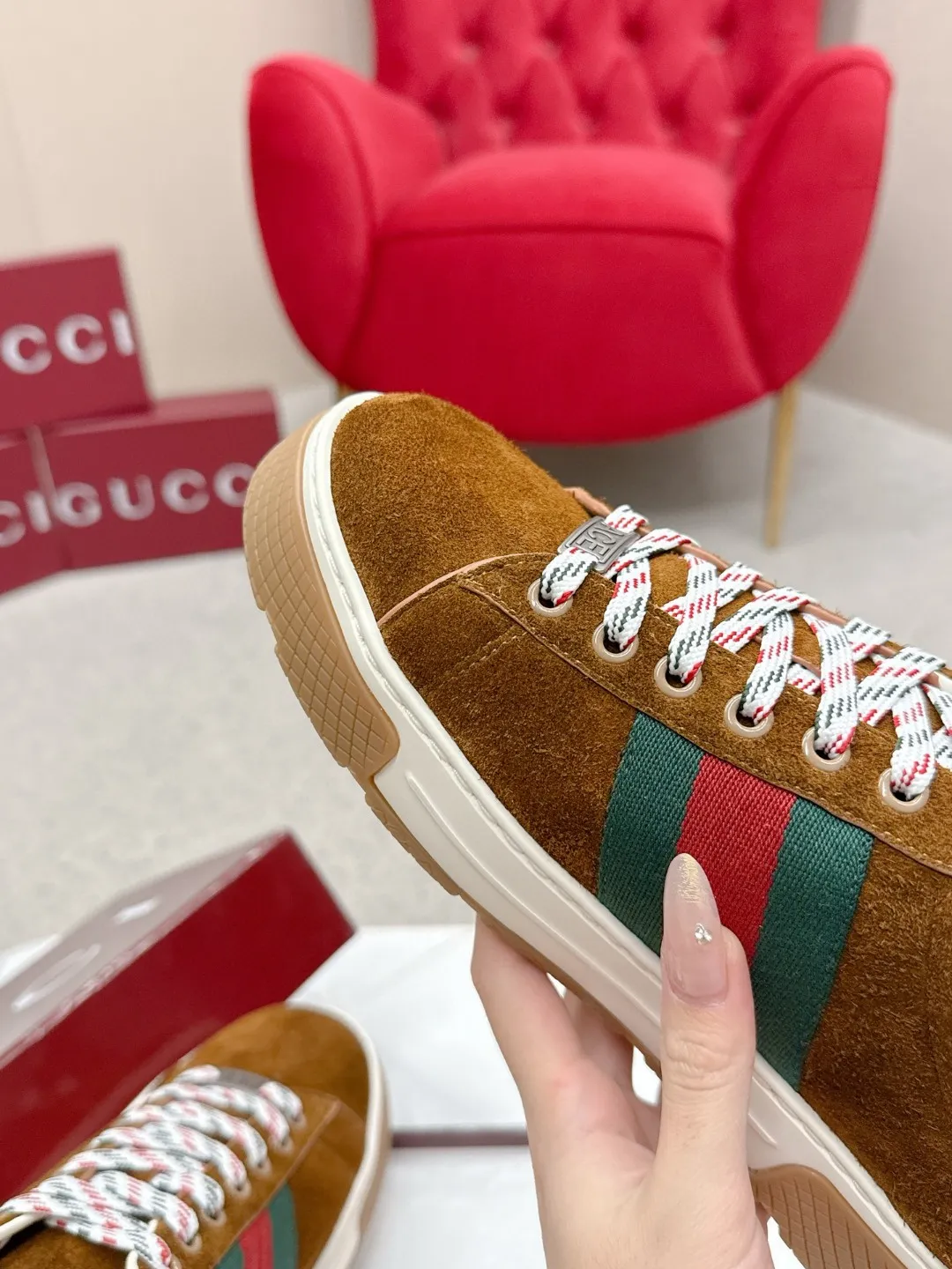 Factory price: 460💰Gucci Gucci's latest ACE series casual sports shoes, the same style as all the stars, classic brown canvas + leather stitching, the red and green stripes on the side are very recognizable. Perfect shoe last, perfect for daily casual wear, super beautiful and comfortable on the feet, a must-have for fashionistas 💯 ☑️Material: Original customized imported first-layer cowhide ☑️Inner lining: Customized imported cowhide ☑️Outsole: Original molded non-slip TPU sole ☑️Sole thickness: 2.5cm ☑️Size: Men's 38-44, customized 45